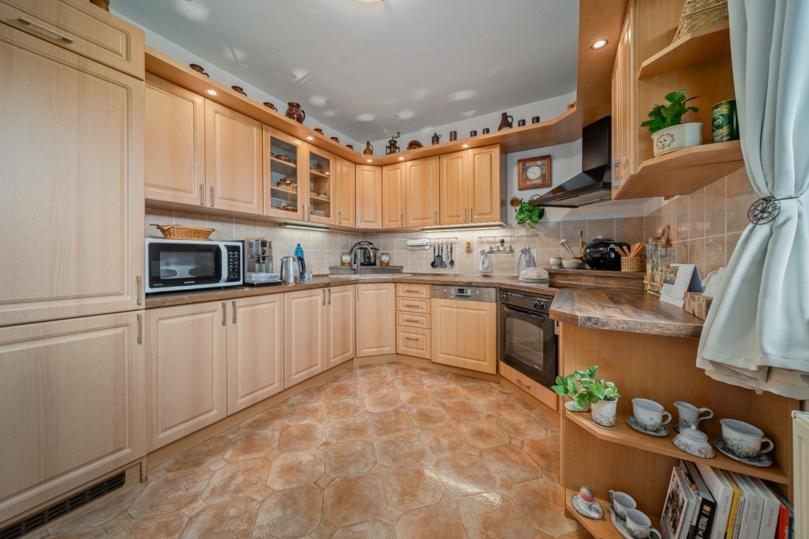 Prostorný rodinný dům (184 m²) se zahradou a garáží v obci Býšť — foto 7