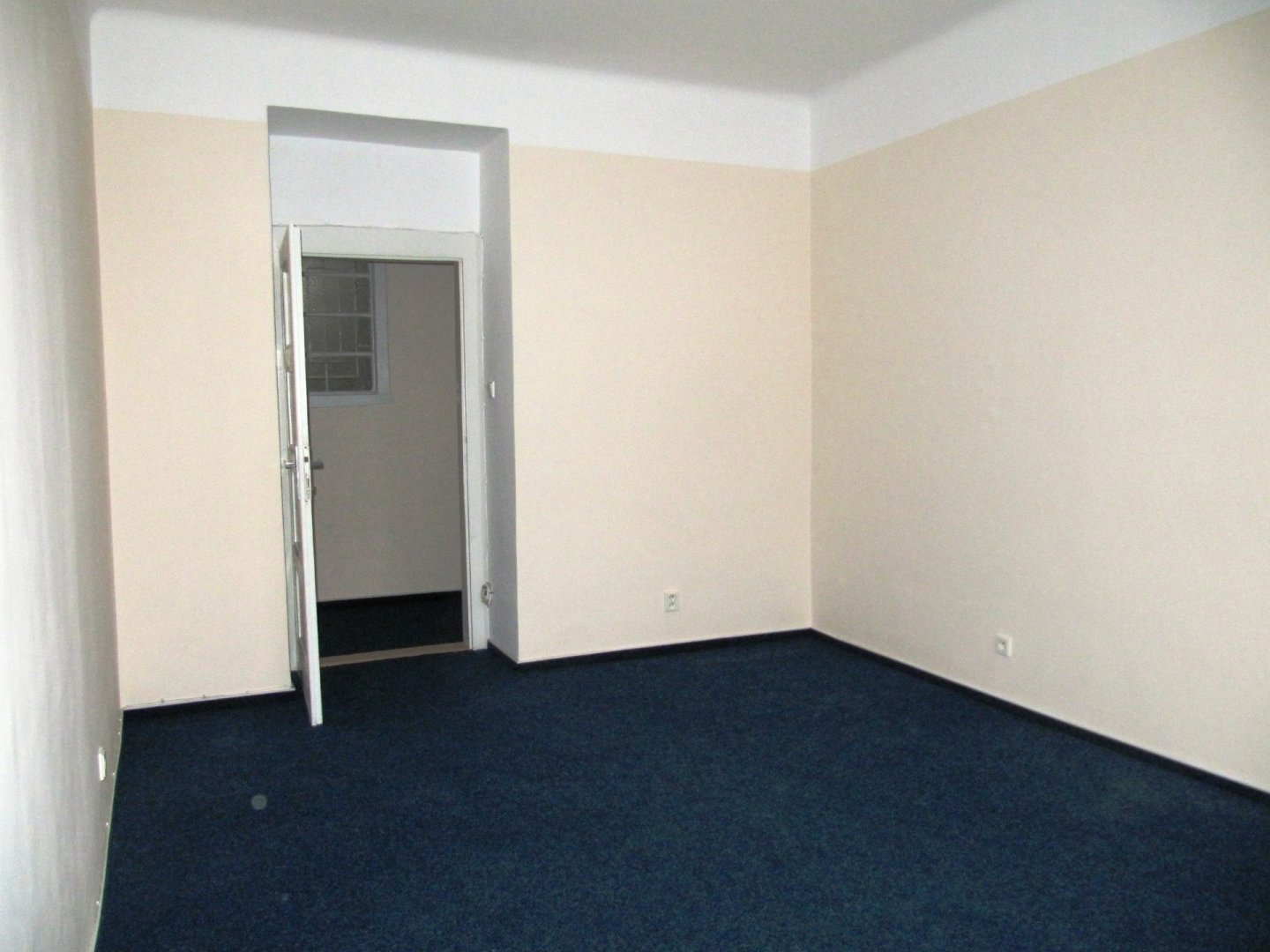 Světlý nezařízený prostor 3+kk (70m2) s výhledem do zahrady — foto 3