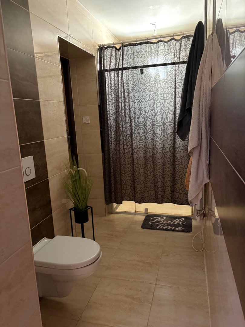 Na predaj priestranný 5-izbový rodinný dom v obci Selice pripravený stať sa vaším novým domovom — foto 10