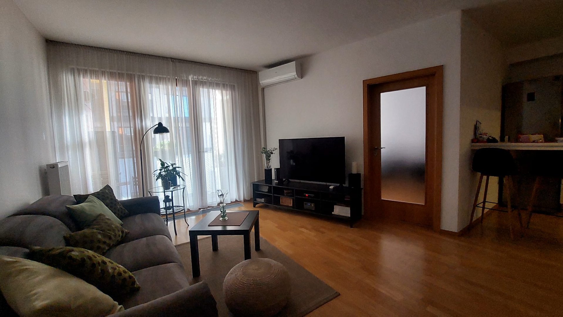 Prostorný byt 3+1 s balkonem, klimatizací a podzemním parkovacím stáním - Praha 9, Kurta Konráda — foto 2