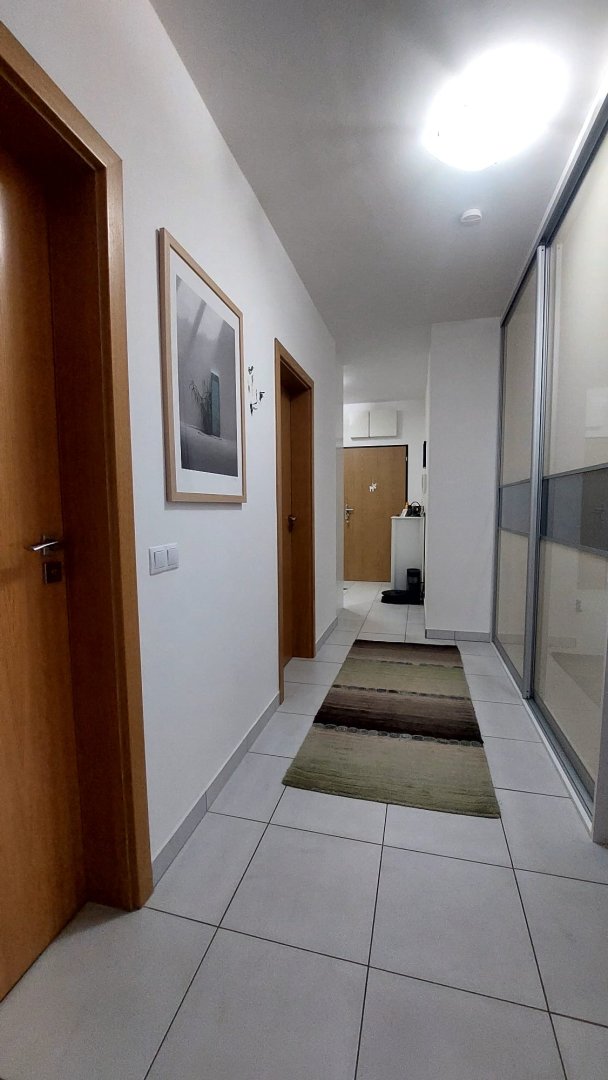 Prostorný byt 3+1 s balkonem, klimatizací a podzemním parkovacím stáním - Praha 9, Kurta Konráda — foto 5