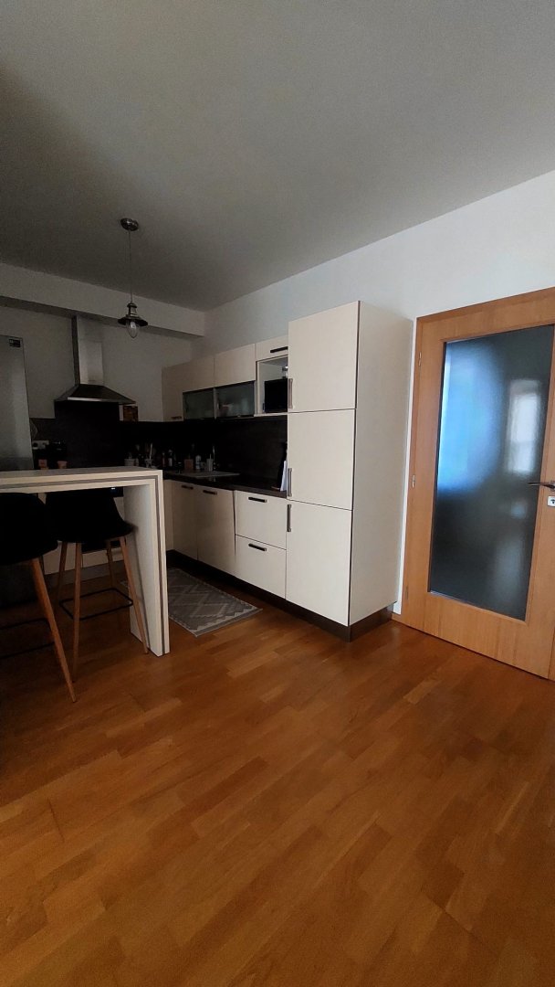 Prostorný byt 3+1 s balkonem, klimatizací a podzemním parkovacím stáním - Praha 9, Kurta Konráda — foto 6