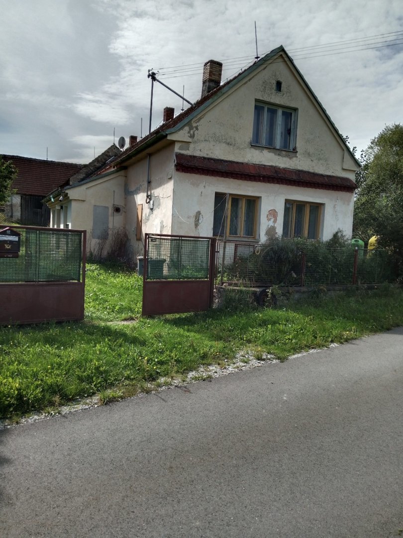V jižních čechách prodám rodinný dům se zahradou v obci Kluky u Písku. — foto 1