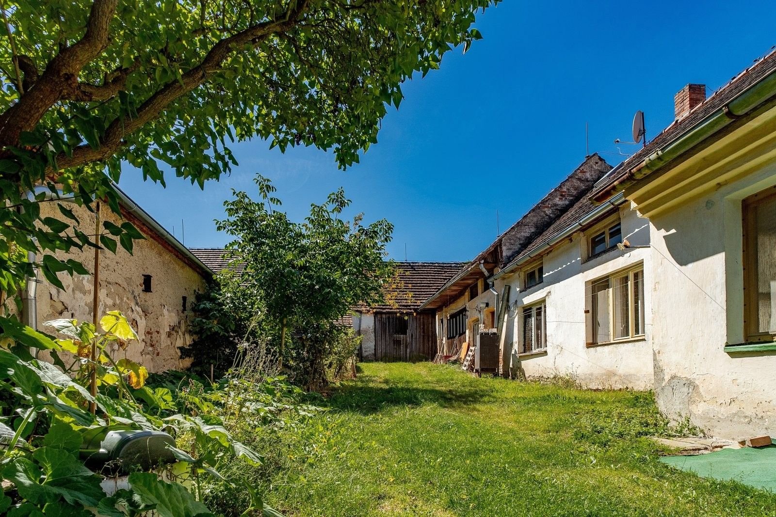 V jižních čechách prodám rodinný dům se zahradou v obci Kluky u Písku. — foto 2