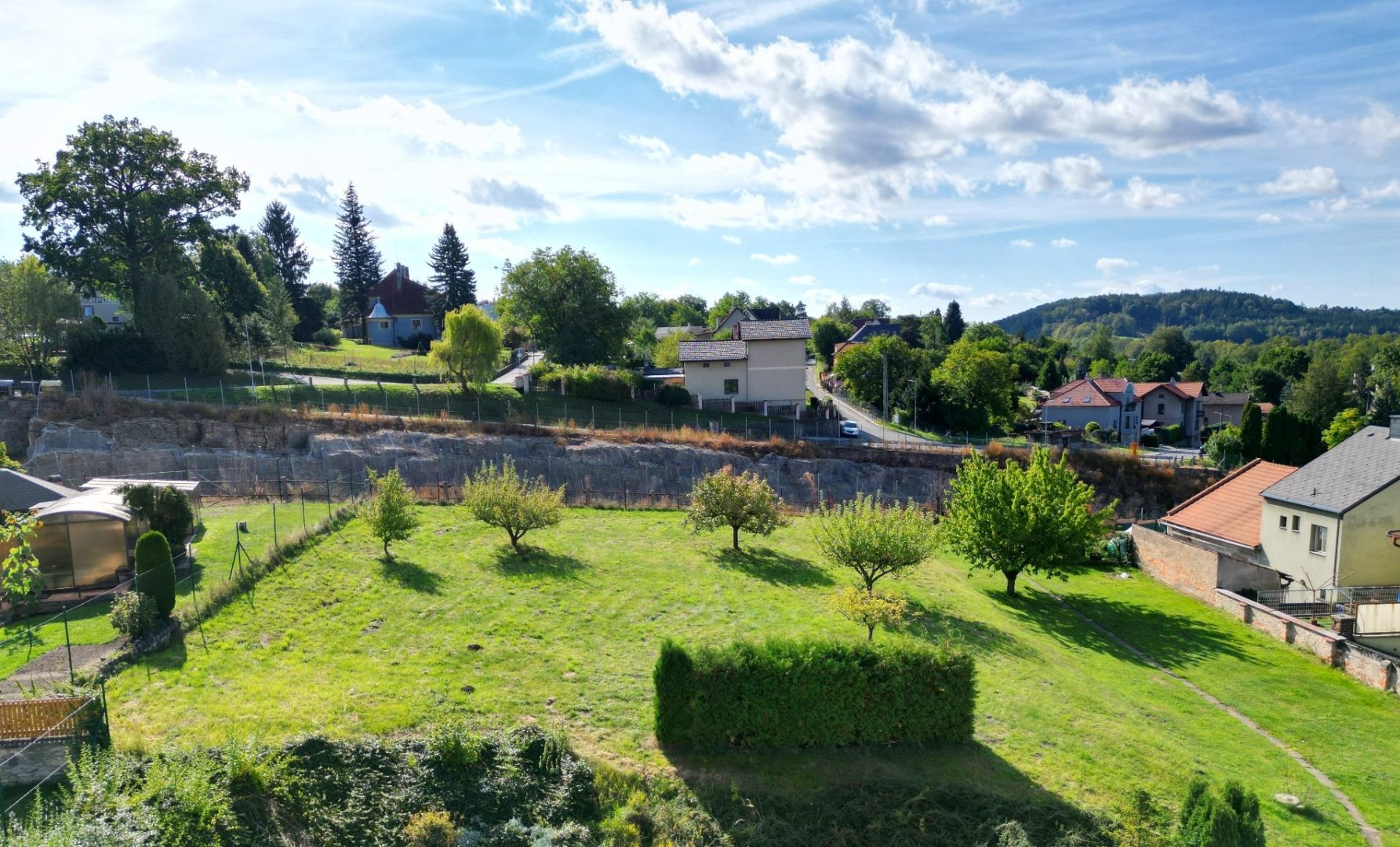 Exkluzivní stavební pozemek (1 200 m²) v srdci Chocně — foto 2