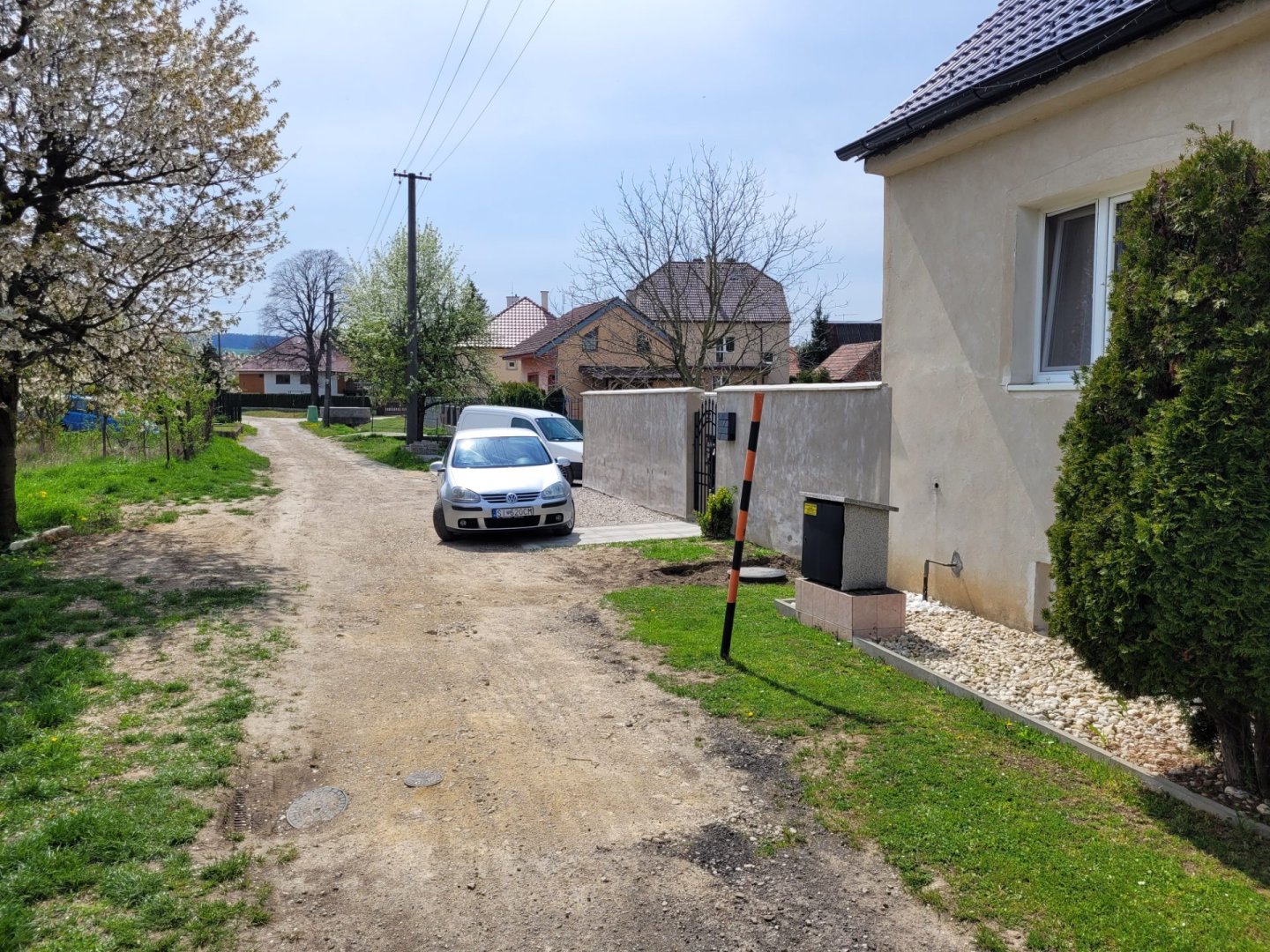 Pozemok s inžinierskymi sieťami a prístupovou cestou v obci Dubovce (900 m²) — foto 2