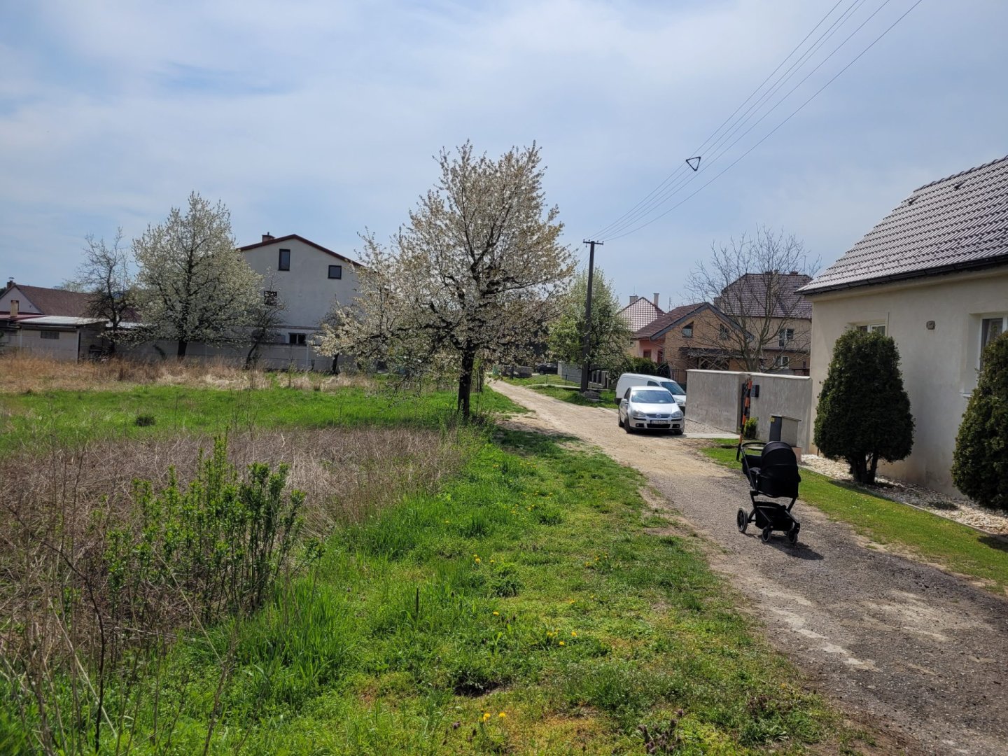 Pozemok s inžinierskymi sieťami a prístupovou cestou v obci Dubovce (900 m²) — foto 4