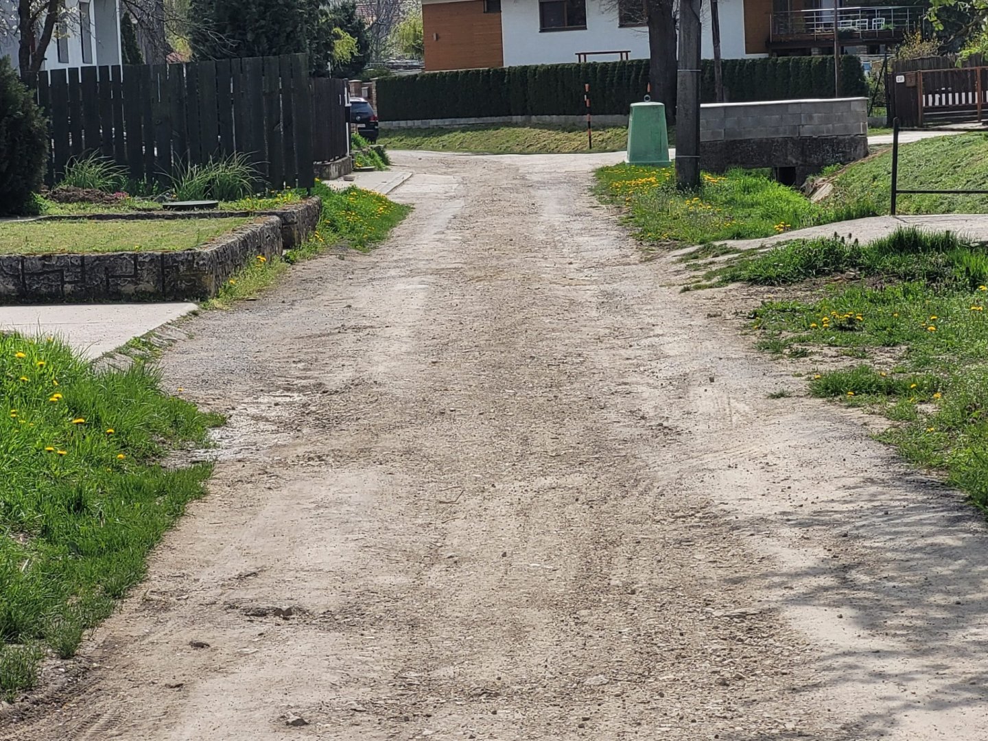 Pozemok s inžinierskymi sieťami a prístupovou cestou v obci Dubovce (900 m²) — foto 1