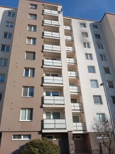 Na predaj: Priestranný 1-izb. byt 41,1 m2 s novou loggiou a výťahom, murovaným bytovým jadrom