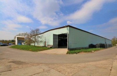 Nájem skladové haly 896 m2, vjezd, rampa, izolovaná, ÚVALY