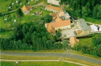 Bývalý výrobní areál s halami, obytnou částí a rozsáhlým pozemkem Lokalita: Mieroszów, Dolnoslezské 